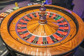 Antar muka aplikasi mpo400 menampilkan layar beranda dengan permainan slot, sportsbook, dan opsi deposit